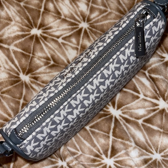 Michael Kors Pouchette NWOT - Picture 10 of 17